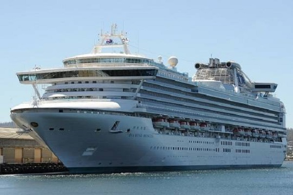 Круизный лайнер Diamond Princess остается на карантине: более 60 человек на его борту заразились коронавирусом