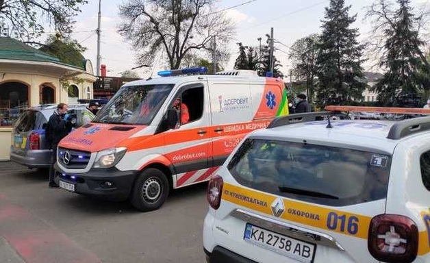 В Киево-Печерскую лавру заехали машины скорой помощи