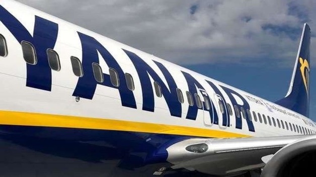 Лоукостер Ryanair запретил стоять в очереди в туалет во время полета