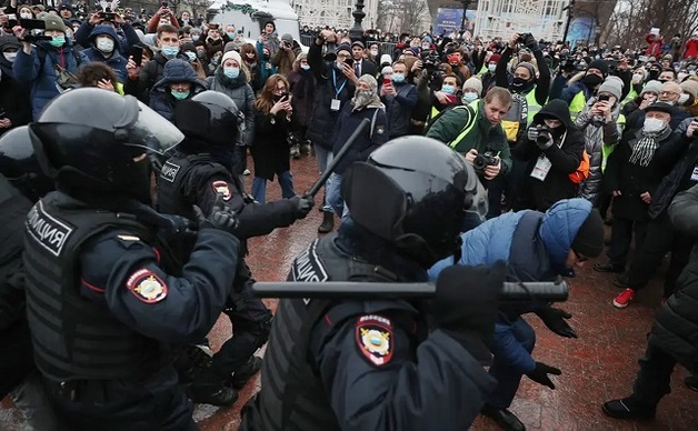 Митингующий в Петербурге ударом сбил полицейского с ног