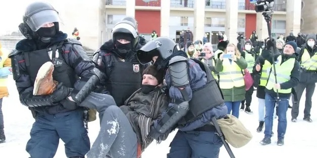 В центре Санкт-Петербурга полицейский направил табельный пистолет на протестующих