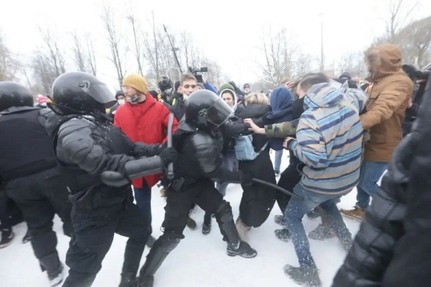 «Ответственность будешь нести ты»: В российских кинотеатрах начали показывать пропаганду о Навальном и Майдане