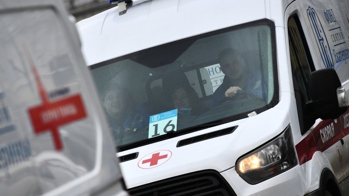 В Петербурге пара проломила балкон при ссоре, рухнула на землю и попала на видео