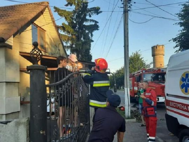 Напоролась на забор: прыжки на батуте закончились травмой для шестилетней девочки