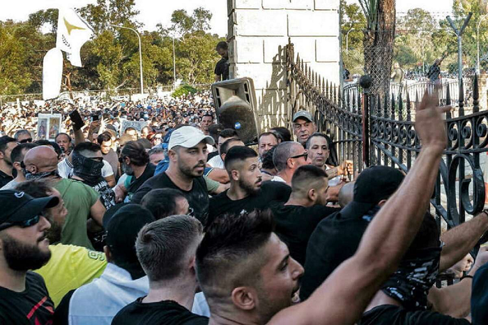 На Кипре противники ковид-ограничений устроили беспорядки