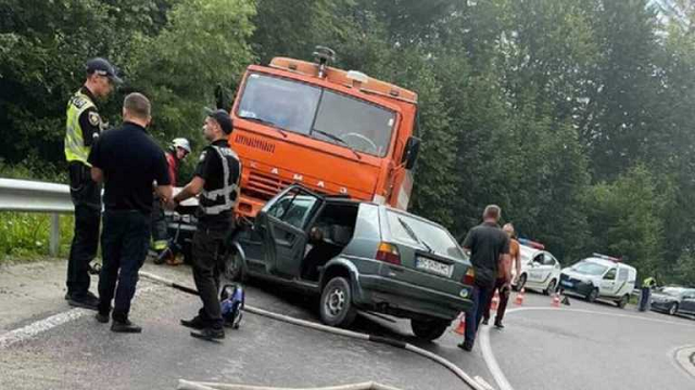 Влетели в КамАЗ: возле Сходницы 2 человека погибли в лобовом ДТП