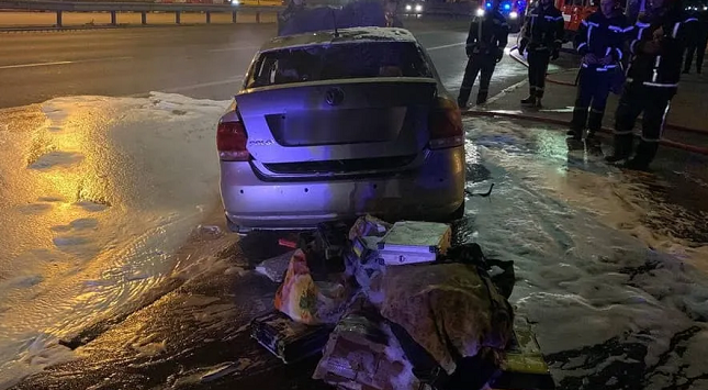 В Киеве водитель устроил ДТП и пытался сбежать от полиции на горящем авто