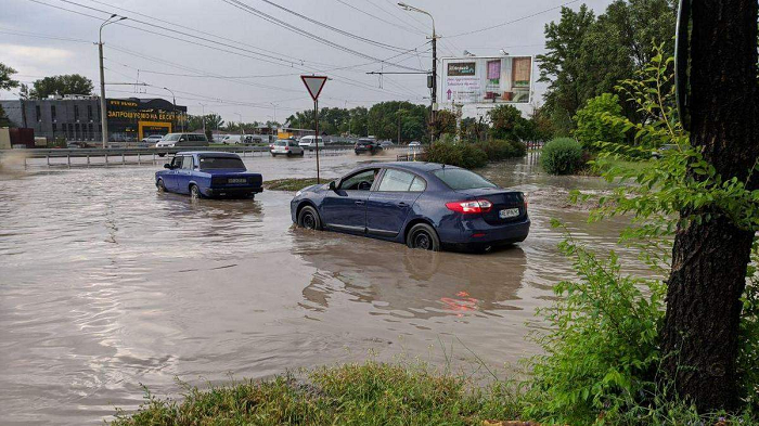 Днепр накрыла сильная гроза с градом: улицы ушли под воду