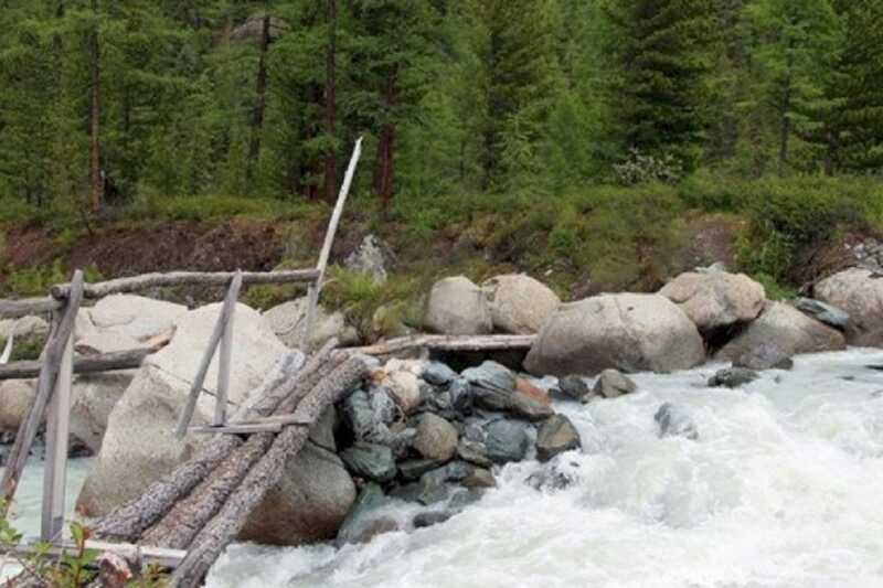 Течение горной реки в Горном Алтае унесло двух туристов