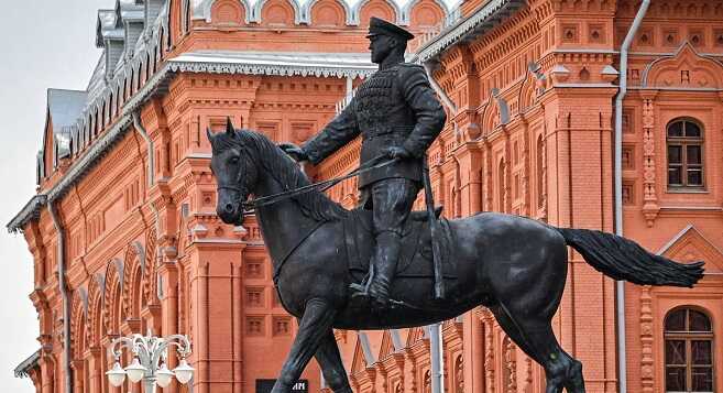 На памятнике Жукову вновь появилась надпись «ГУР»