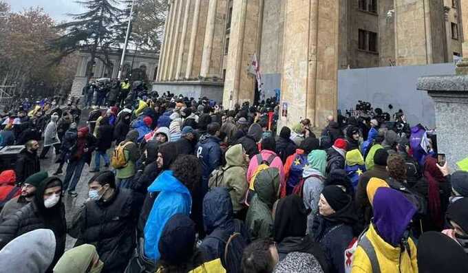 В Грузии протестующие закидали здание парламента яйцами