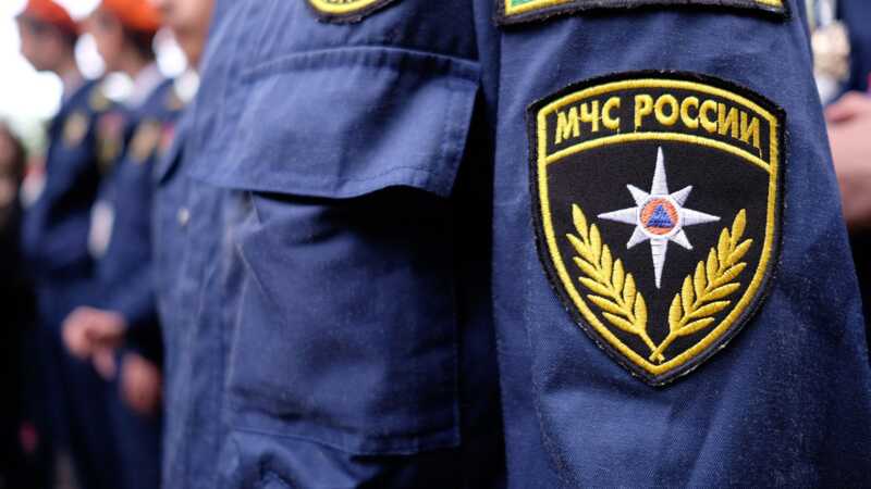 В Приморье пассажирский микроавтобус был заблокирован на дороге из-за водных потоков