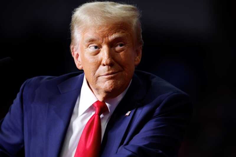 Дональд Трамп опубликовал свою фотографию в образе Папы Римского