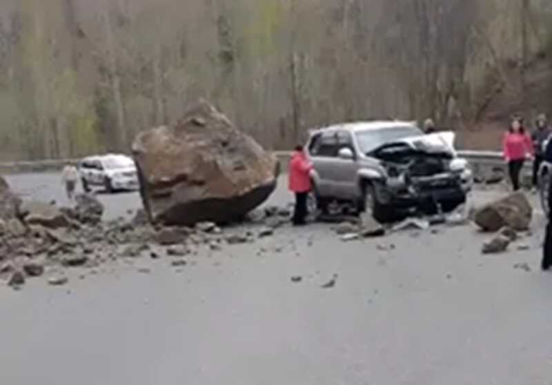 В Приморье камни упали на дорогу и прижали автомобили