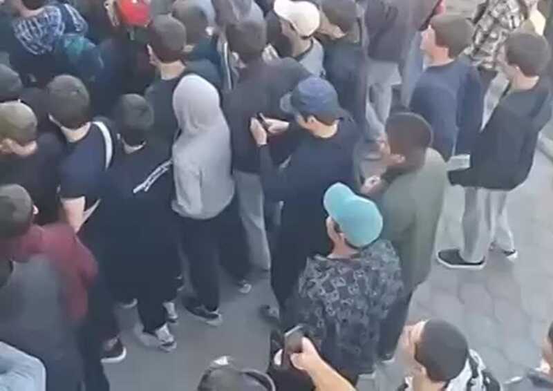 В Кизляре возникла давка из-за кроссовок