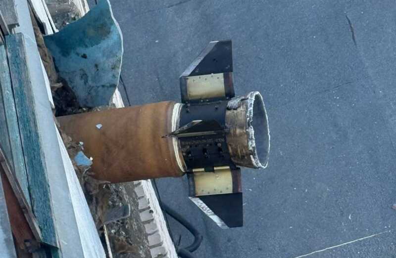 В Подольске после атаки беспилотника на Москву на балконе аптеки обнаружили разгонный блок зенитного ракетно-пушечного комплекса