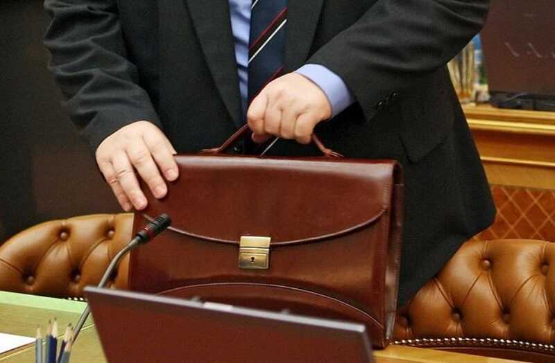 "Покидайте дома, а компенсации не будет": власти оставили жителей поселка в Бурятии без поддержки. Можно перефразировать так: "Жителей поселка в Бурятии попросили покинуть свои дома без предоставления компенсации или поддержки от властей."