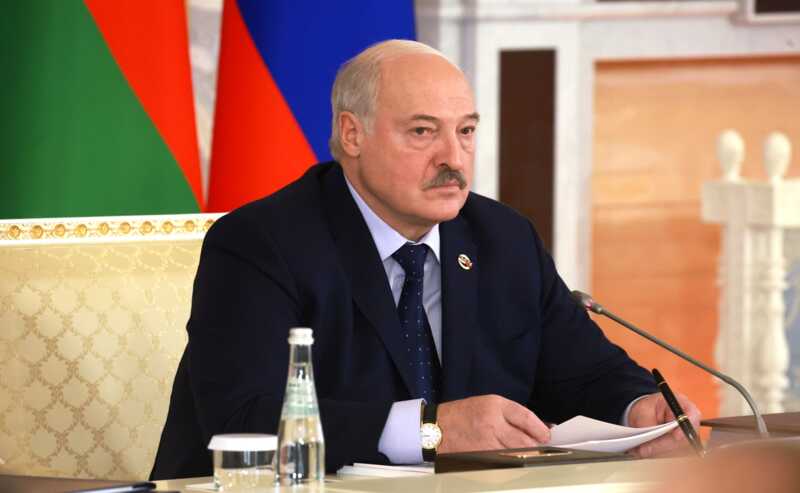 Лукашенко признал, что "несколько задержался у власти" для подготовки преемников