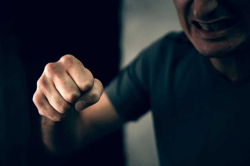 В Новосибирске произошел инцидент, при котором человек с ножом напал на водителя автомобиля, нанес ему ранения и повредил машину