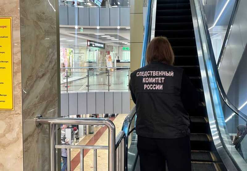 В Приморье в торговом центре малыш получил травму на эскалаторе