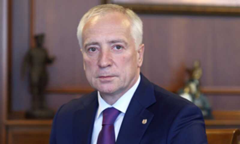 Владимир Мазур находится на грани отставки и пытается сохранить свою должность губернатора