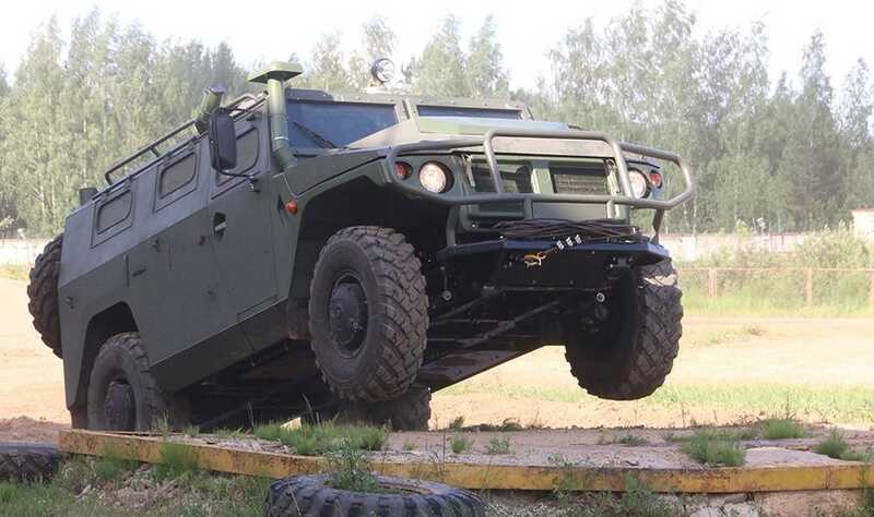 Бронированный автомобиль ФСО снова приехал к Кремлю после ночной атаки дронов
