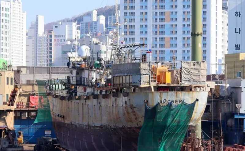 В Японском море загорелось российское рыболовное судно