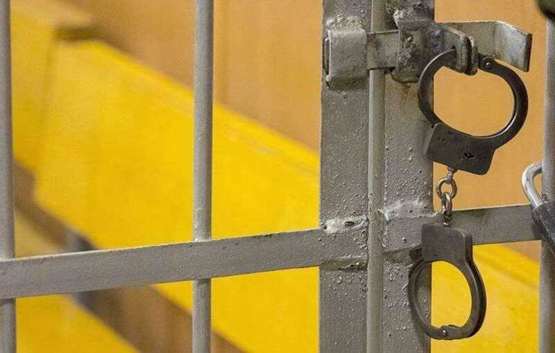 Мигрант попытался похитить школьницу в Петербурге, но прохожие помогли спасти девушку