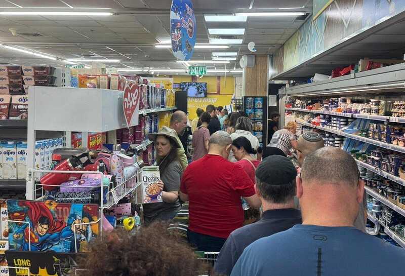 Израильтяне массово закупают продукты из-за напряжённости с Ираном