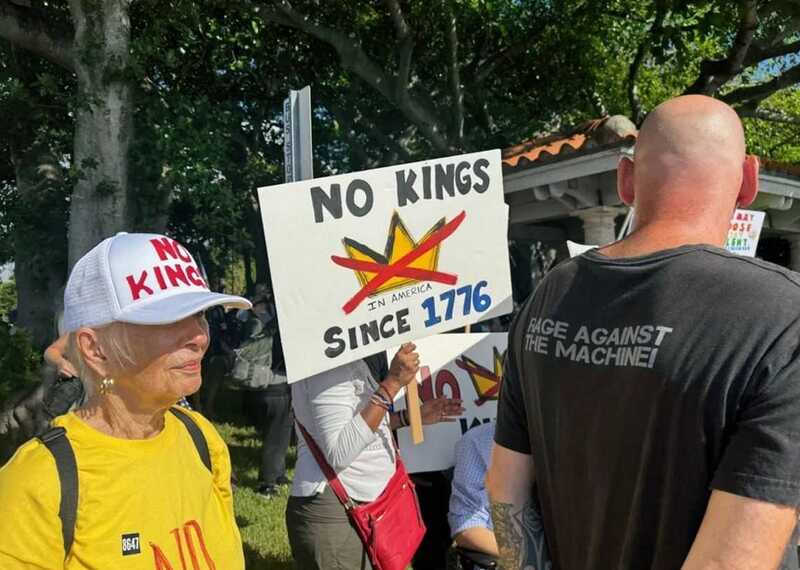 В США демократы провели митинги под названием "Нет королям" в день рождения Трампа