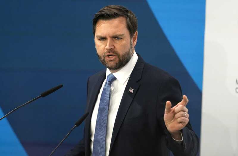 Вэнс показал непристойный жест в адрес критиков Трампа во время своего выступления