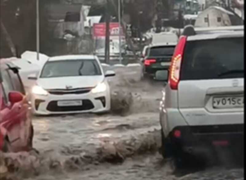 В Ленинградской области автомобили сплывали с парковки