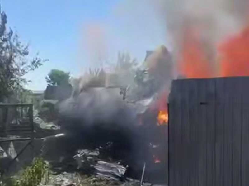 В Казани самолёт рухнул на жилое здание и вызвал пожар