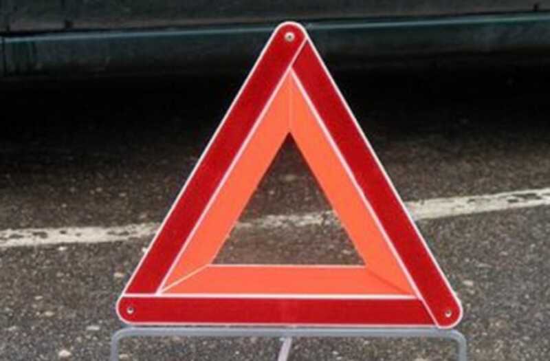 Водитель автомашины Lexus потерял управление, и транспортное средство упало с моста