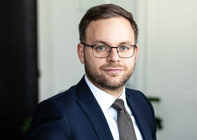 Cоветник премьер-министра Венгрии раскритиковал выделение Украине 100 миллиардов евро
