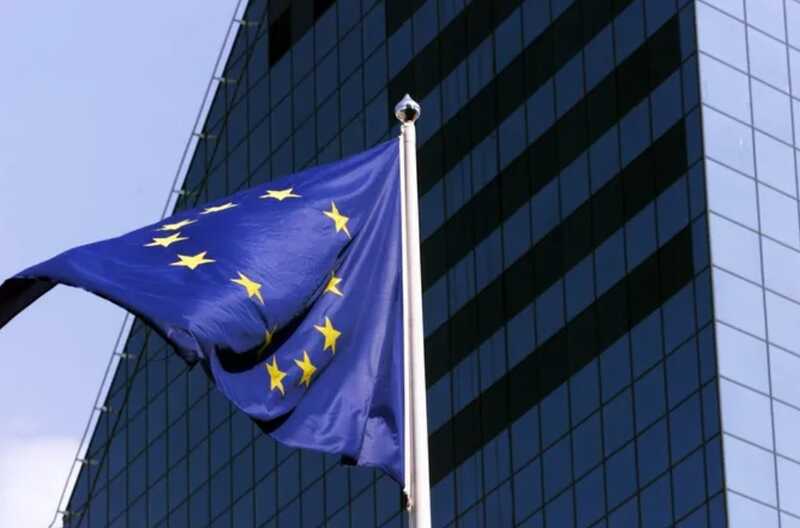 Еврокомиссар подвергает критике Украину за использование санкций против своих граждан
