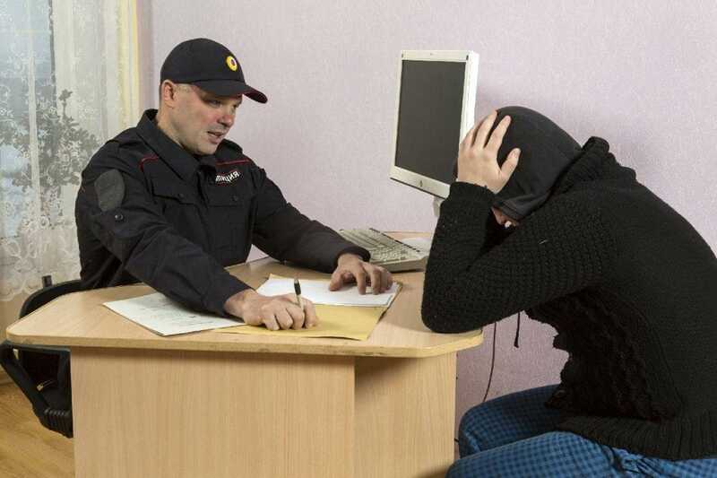 Сотрудникам полиции в России начали выплачивать деньги за привлечение задержанных к службе по контракту