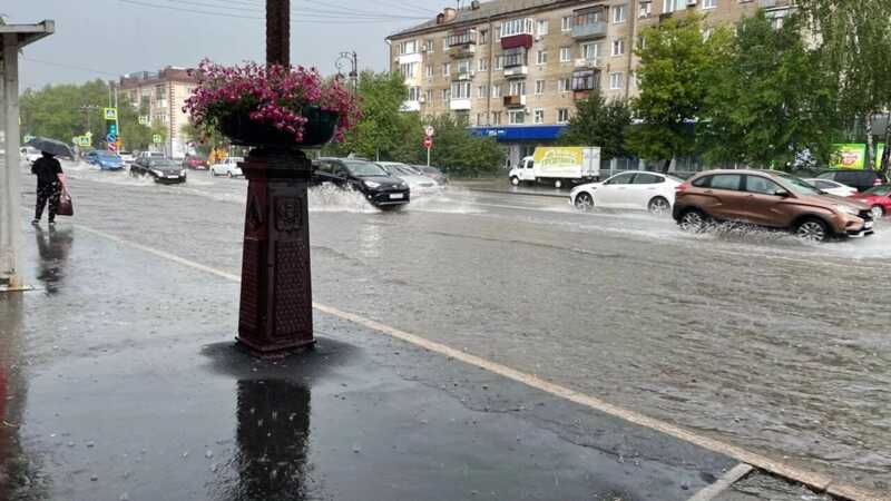 Две дамы оказались в автомобиле, окружённом крупной лужей в центре Москвы