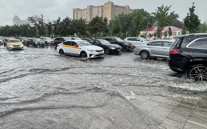 В Москве ливень залил торговый центр: вода течёт с крыши на нижние этажи
