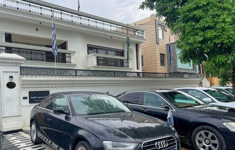 В Индии мужчина организовал фальшивое посольство и обманывал своих соотечественников