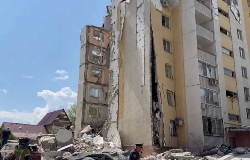 После обрушения дома в Саратове люди оказались под завалами