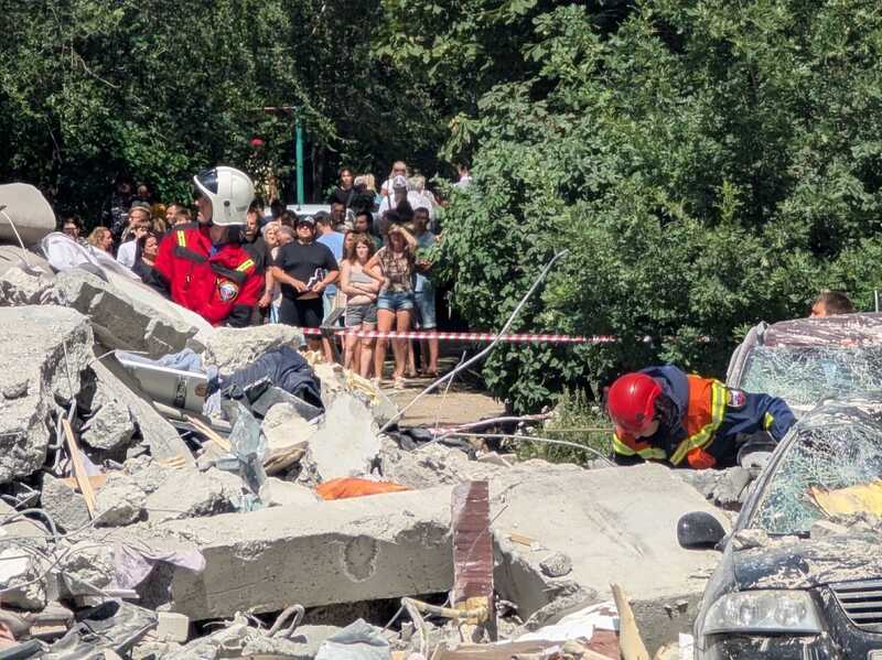 Количество жертв взрыва газа в Саратове увеличилось: спасатели пытаются добраться до пострадавших вручную