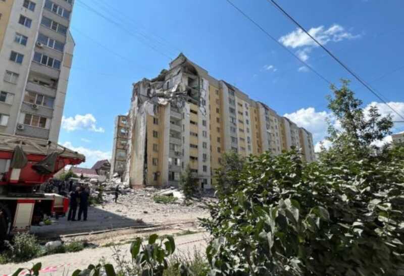 Спасатели обнаружили мертвого ребенка во время разбора завалов после взрыва дома в Саратове