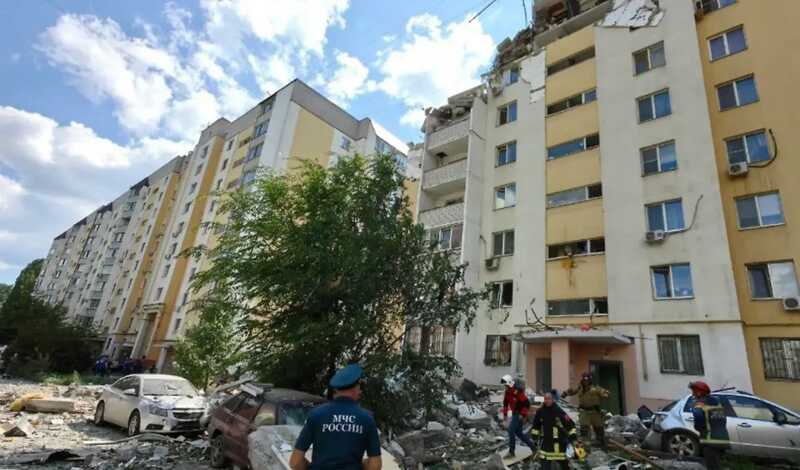 В МЧС предполагают, что под завалами здания в Саратове могут быть люди