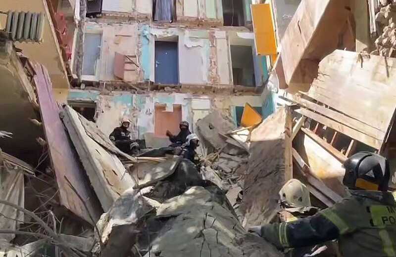 В Астрахани срочно доставили в больницу пострадавших после частичного обрушения здания