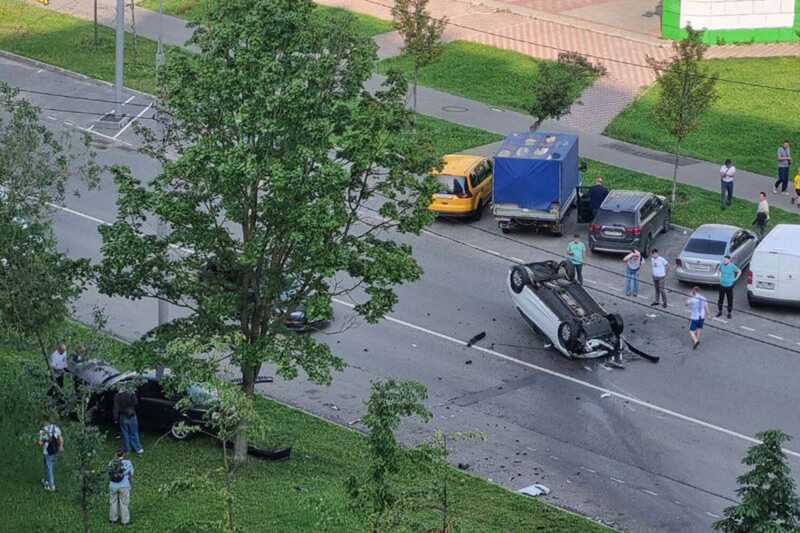 В Москве на дороге произошла авария, в результате которой перевернулся автомобиль с пассажирами