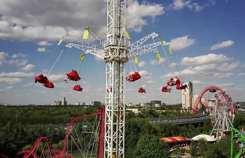 Аттракцион «Кракен» в московском парке «Сказка» застопорился с людьми внутри