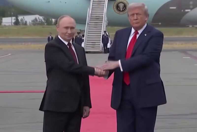Корреспонденты наперебой задавали вопросы Путину и Трампу на Аляске