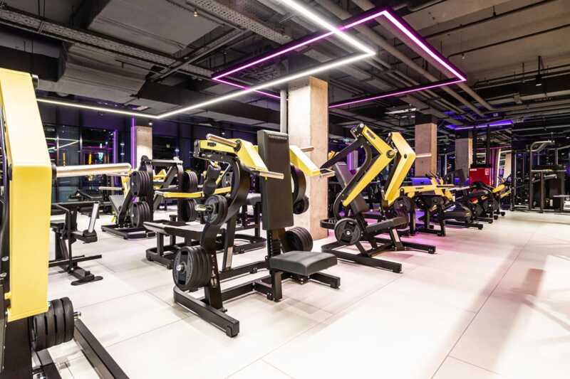 Экс-сотрудники, работавшие в должности тренеров в фитнес-клубе DDX Fitness, массово сообщают о неправомерных увольнениях