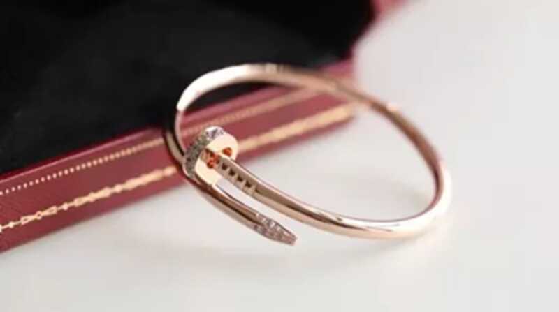 Россиянин прятал украшения Cartier под стельками своих кроссовок и был оштрафован